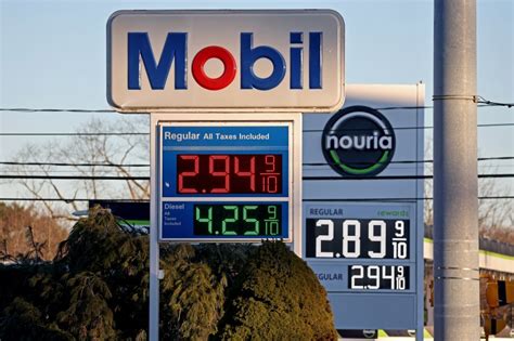 Massachusetts gas prices continue decline into the new year; national average down after rare increase